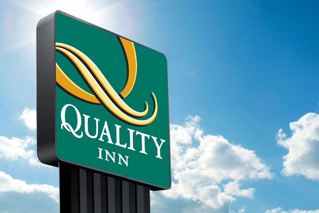 Quality Inn Middleburg Heights Exteriör bild